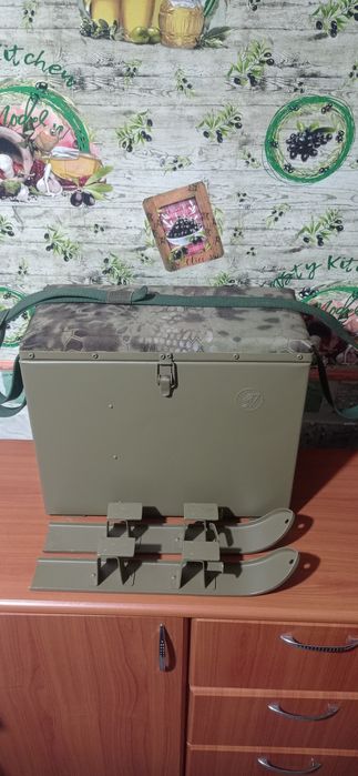 Ящик для зимней рибалкі ловлі рыби.Ящік для зимової риболовлі