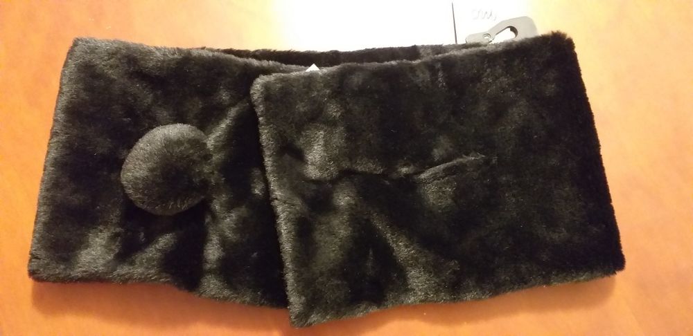 Gola de senhora preta.