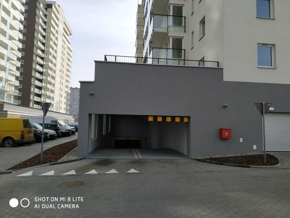 Miejsce parkingowe w garażu podziemnym.