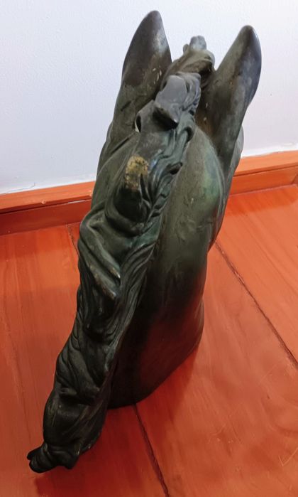 Escultura de cabeça de cavalo em mármore e prata