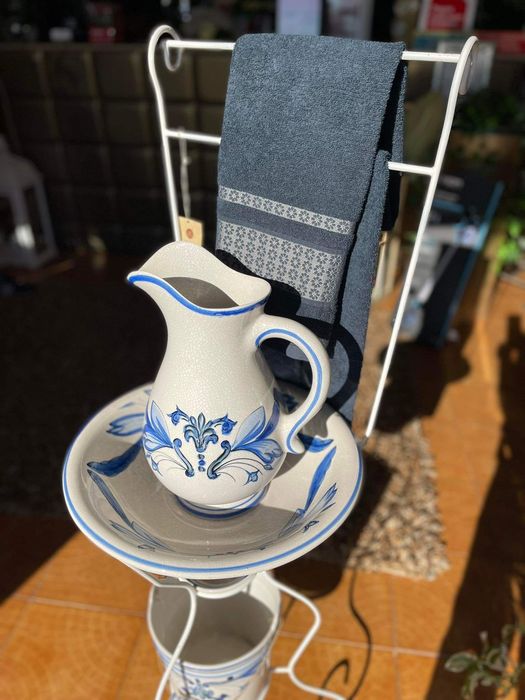 Lavatório em loiça pintado à mão e estrutura em ferro!