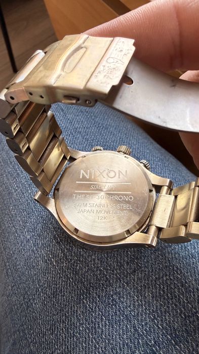 Relógio Nixon dourado