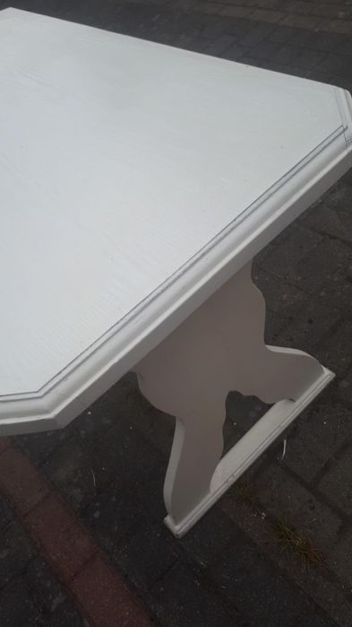 Drewniany stół w dobrym stanie