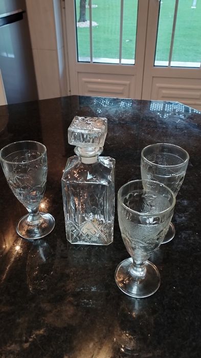 Garrafa nova,  com três copos. Dá para decoração e para utilização