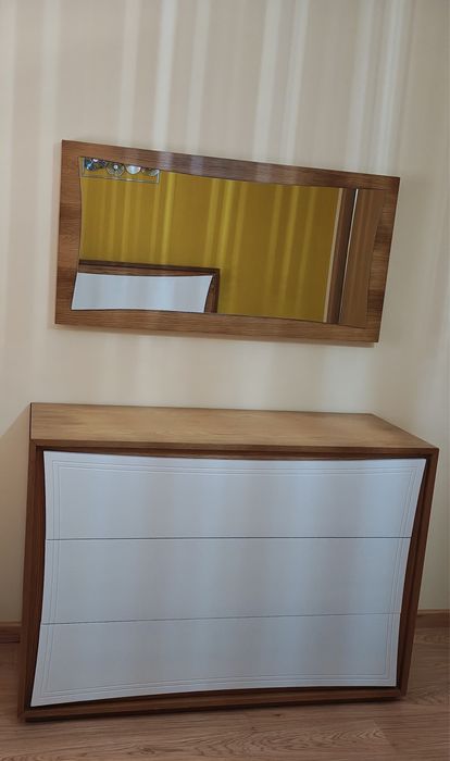Cómoda e espelho