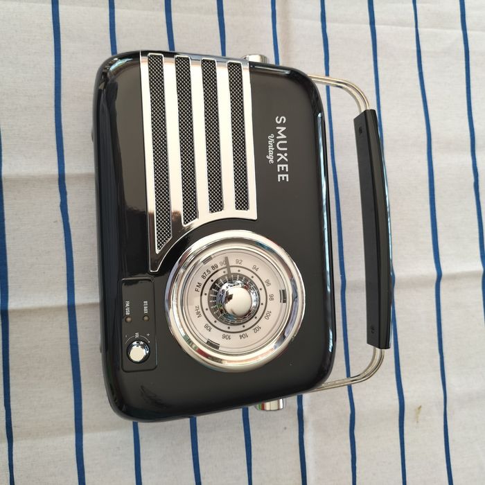 Czarne radio retro Smukee