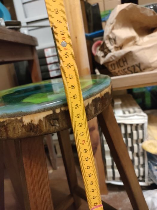 Taboret z żywicą ekspozydową