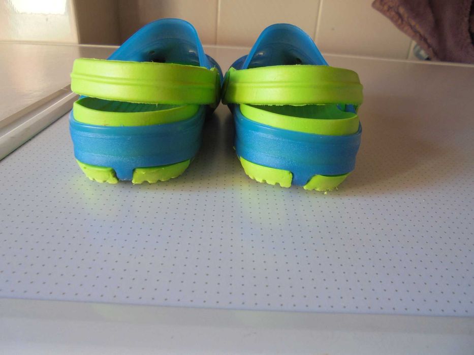 crocs de menino práticos