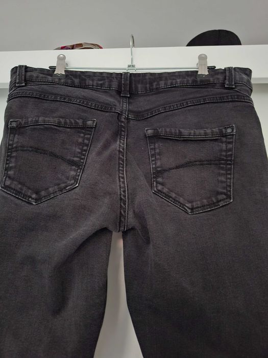 Czarne spodnie jeansowe