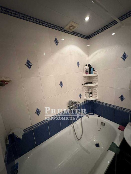 Продам трикмнатну квартиру в Южному