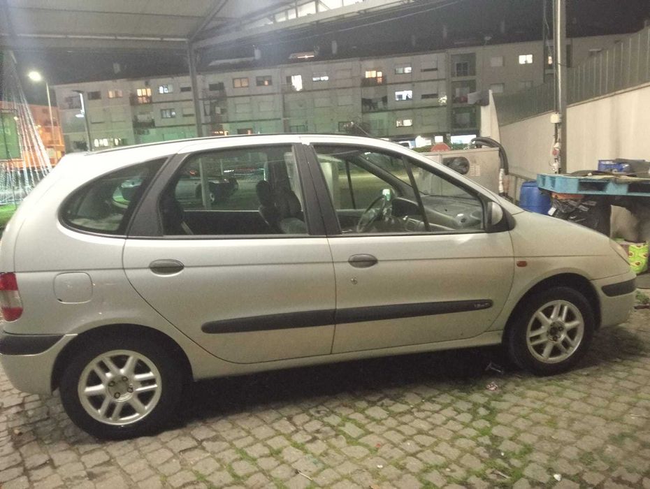 Vendo Renault Scénic 1.9, ano 1999, bom estado geral.