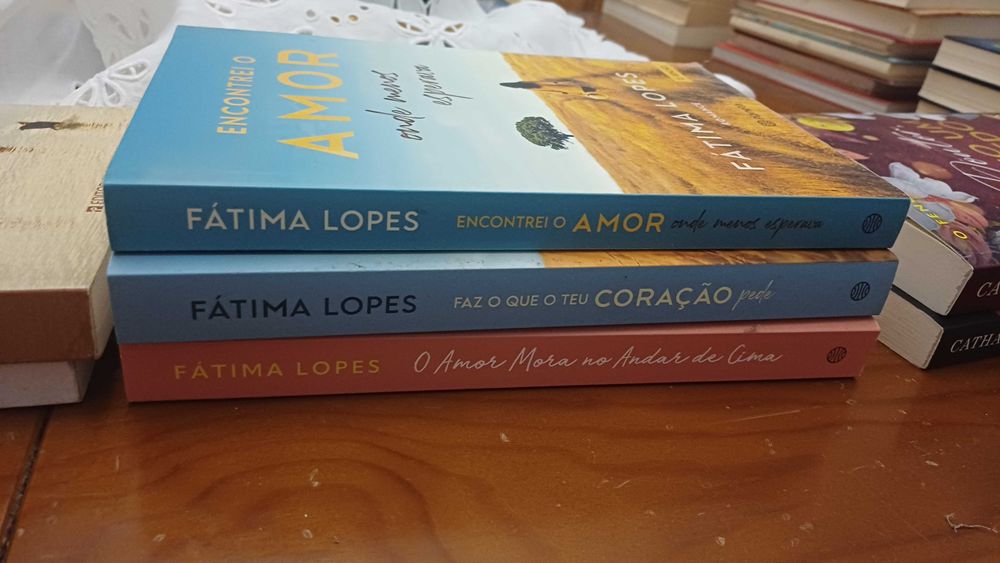 Livros de Escritores Famosos (Colleen Hoover , Raul Minha'alma e mais)