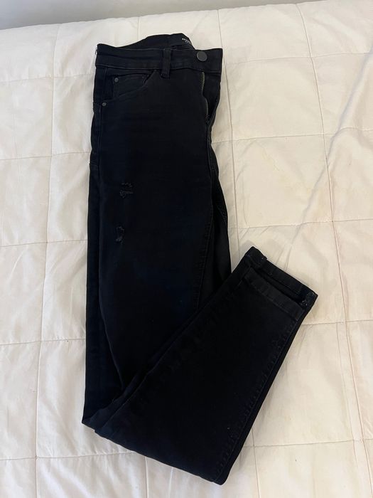 Jeansy z dziurami Reserved