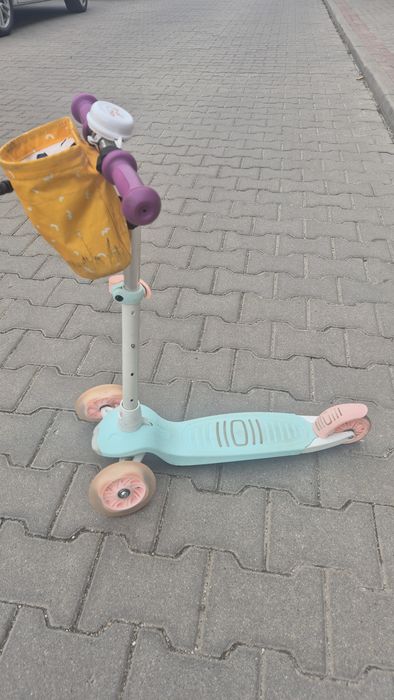 Hulajnoga trójkołowa dziecięca z Decathlonu, świecące kółka
