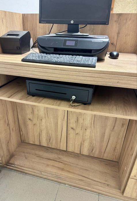 Balcao Madeira com montra vidro em bom estado