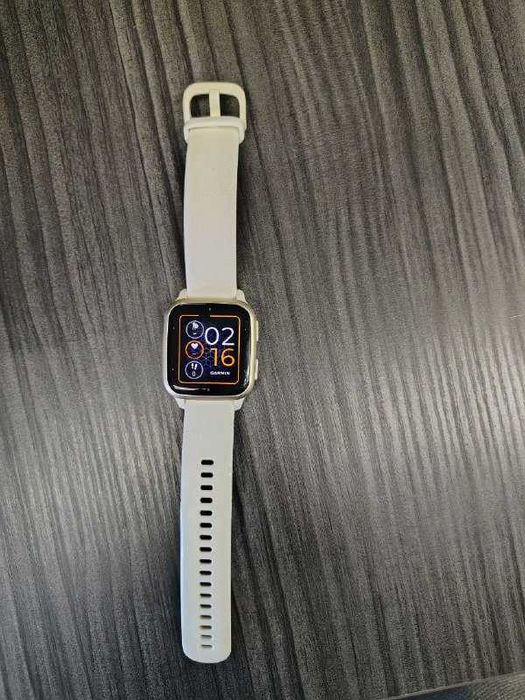 Смарт-годинник Venu Sq білий з золотистим алюмінієвим безелем