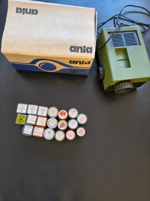 Projektor (Rzutnik B-9) "Ania" i 19 szt. bajek.