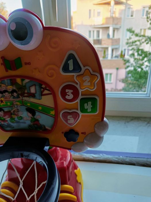 Kosz do koszykówki firmy Clementoni dla dzieci, efekty dźwiękowe