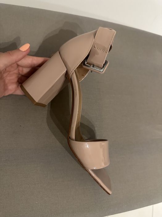 Sandália Nude 36 bonita