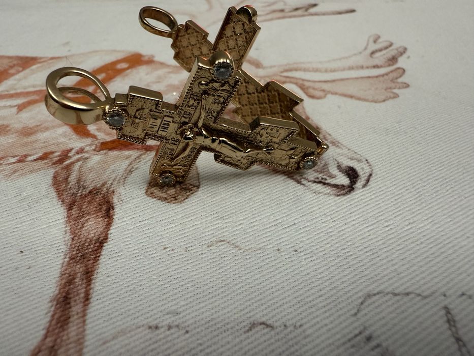 Продам золотую цепочку .Золото + 8 Брилиантов 0.6К .