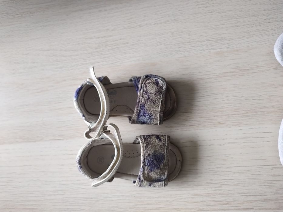 Sandały dziewczęce r. 20