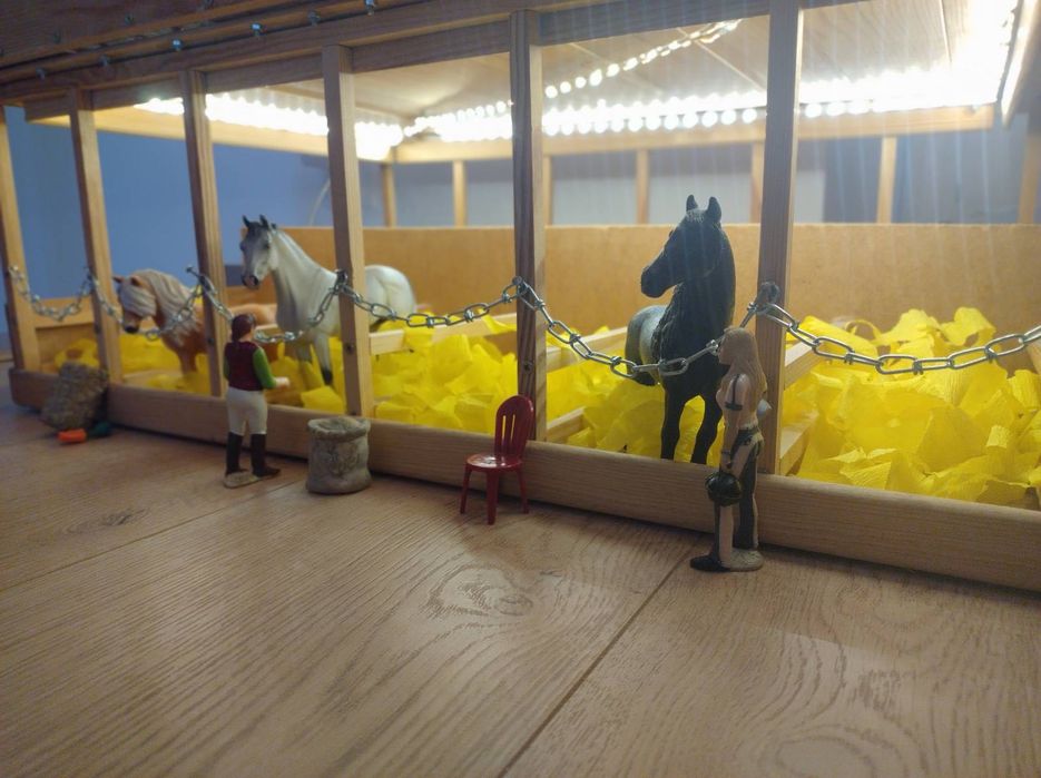 Drewniana ręcznie robiona stajnia dla figurek koni schleich światło