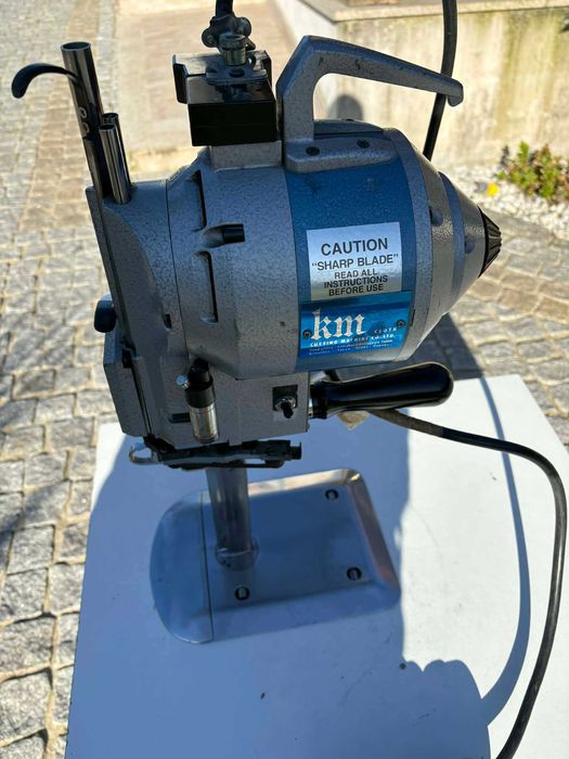 Máquina de Corte de Tecido e Malha Elétrica KM MACK KS - AUV