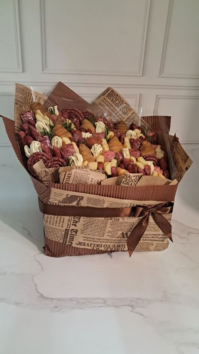 Вкусный конверт с колбасками, сыром и круасанами