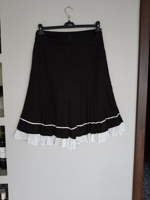 Czarno biała spódnica rozkloszowana z falbanką retro