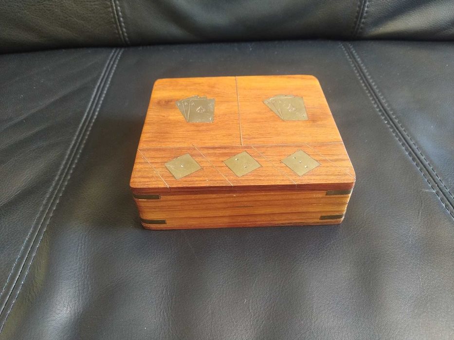Caixa em madeira, com jogo de cartas e dados