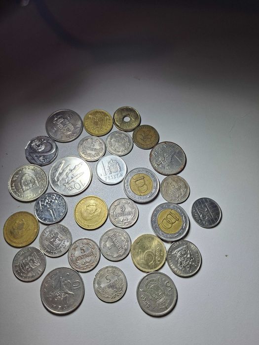 Lote de 126 moedas de diversos países, anos e valores