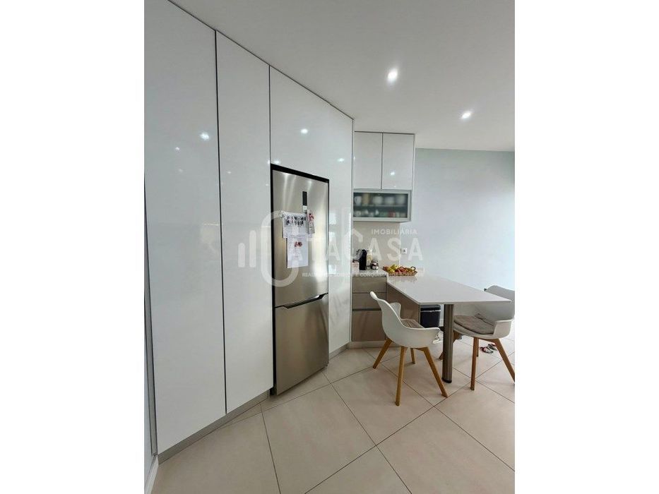 Apartamento T3 Duplex no centro de Esgueira para venda