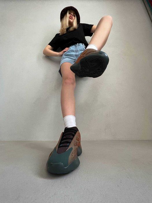 Yeezy 700 Fade / Buty