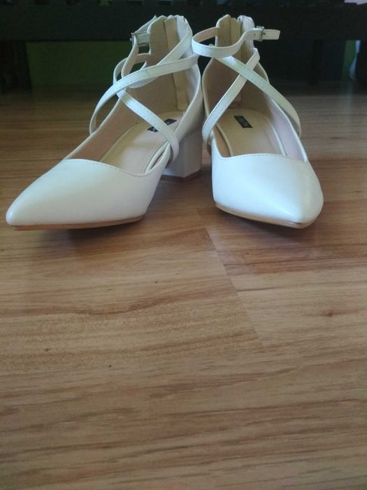 Białe nowe czółenka, marki Lily Rose, rozmiar 39
