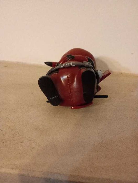 Pikachu vestido de deadpool