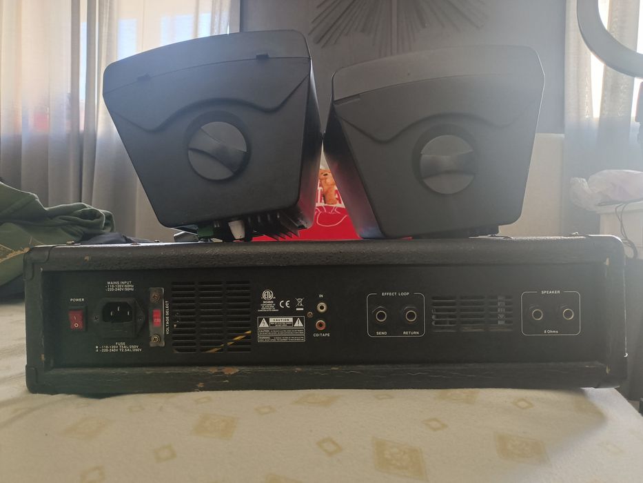 Mesa amplificada mais colunas amplificadas.