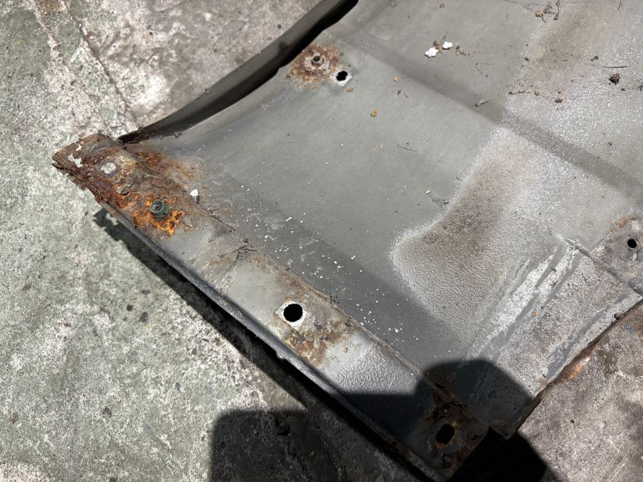 Błotnik lewy przód BMW E32 delphin