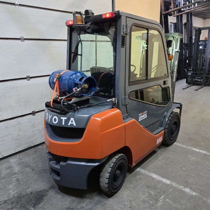 Навантажувач вилковий, газовий 2.5 тонни,
Toyota 02-8FGF25