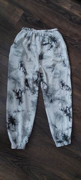 Spodnie dresowe damskie tie dye biało-szare Bershka XS