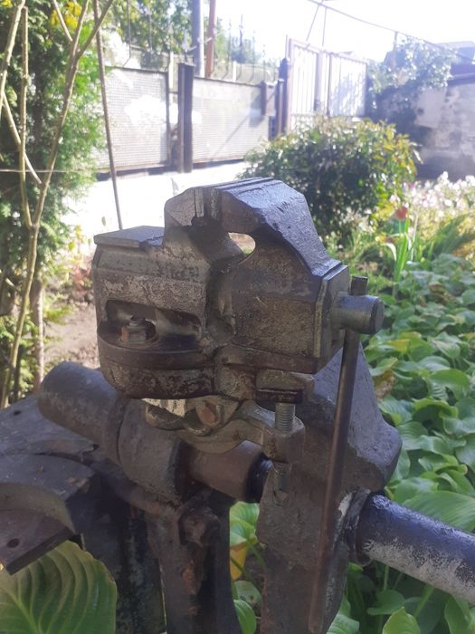 Маленькие  слесарные тиски.