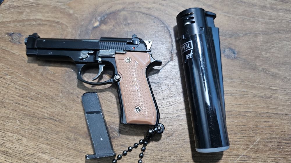 Escala 1:3  GLOCK 17/ Beretta M92  metal replica á real, não dispara