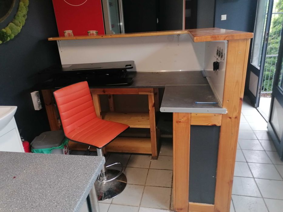 Drewniany bar w kształcie litery "L"