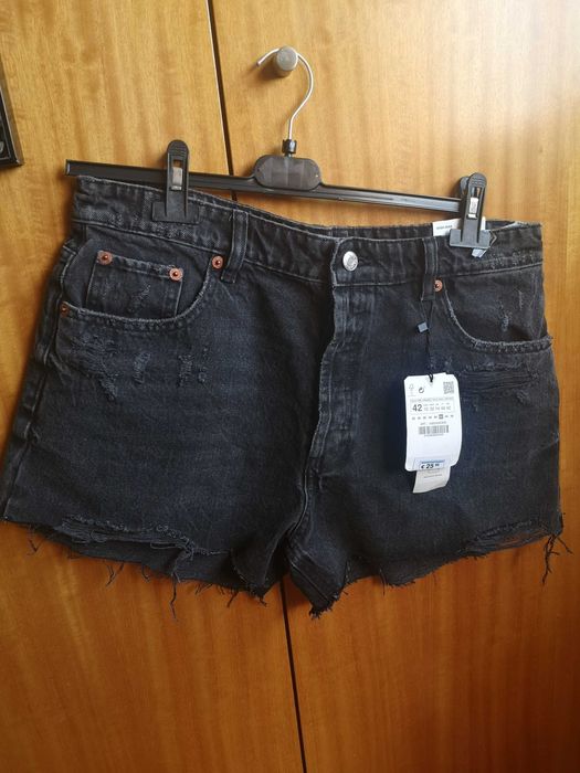 Vendo Sandália e bermuda zara,  nunca usado,  ganhei mais não serviu.
