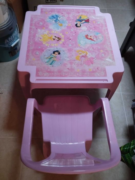 Mesa e cadeira de plástico criança "Princesas Disney"