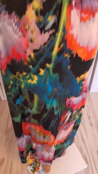 Sukienka czarna góra dół kolorowe kwiaty