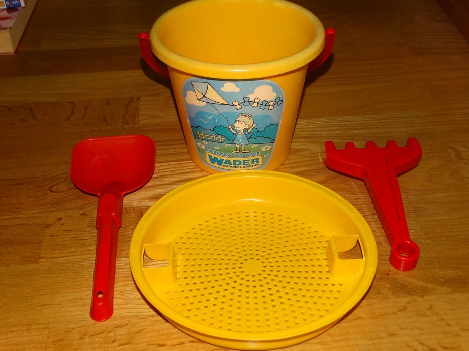 Zestaw do piaskownicy 4 elementy wiaderko łopatka grabki sitko Wader
