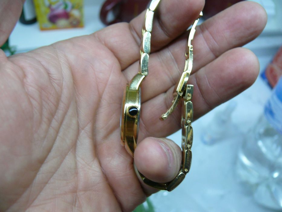 продам швейцарские часы женские.