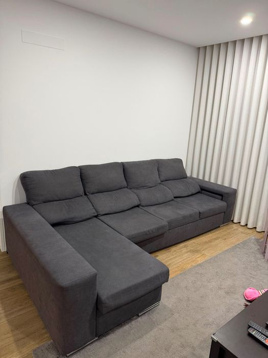 Sofá cinza de 3 lugares e chaise longue