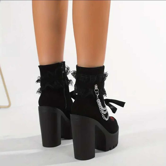 Wysokie buty. Nowe.