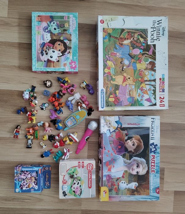 Zestaw zabawek, puzzle, figurki